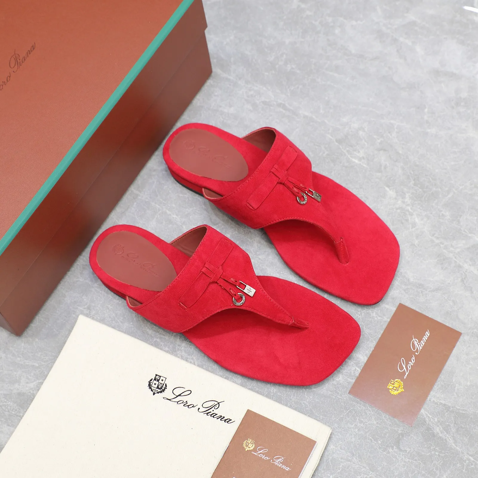 👟👟Ex-factory price 560👟👟 Purchasing-grade [Loro Piana] LP Mindil series T-strap thong sandals ✔️Top quality ✔️Soft sheep leather forms a tailor-made band that meets at the top of the upper and is fixed by a strong elastic ankle design. One is adorned with a discreet horn padlock, the other a gold circle badge. With its simple construction and sophisticated feel, these sandals are ideal for summer. ✔️Material: imported sheepskin fabric, sheepskin lining and feet ✔️Imported genuine leather outsole ✔️Code number: 35-42 (35/41/42 custom-made, non-refundable)